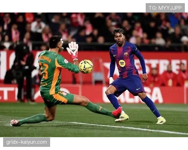 赫罗纳2-1巴萨，亚马尔上半场罚丢关键点球，皮球击中右侧立柱弹出错失半场最佳得分机会